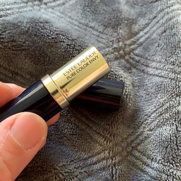 🆕💋Pure Color Envy Matte Sculpting UNATTAINABLE - Picture 8 of 8